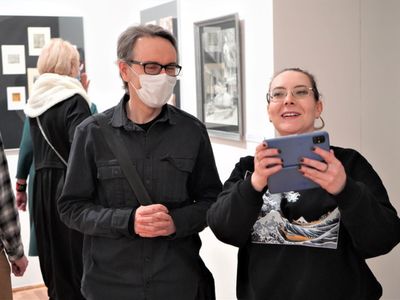 Tłumy na wernisażu! 16 lutego 2022 r. w Muzeum Ziemi Lubuskiej otwarto wystawę „Zielona Góra w sztuce”. Wielka ekspozycja wiąże się z jubileuszem 800-700-lecia miasta, ale też ze 100-leciem zielonogórskiego Muzeum. 