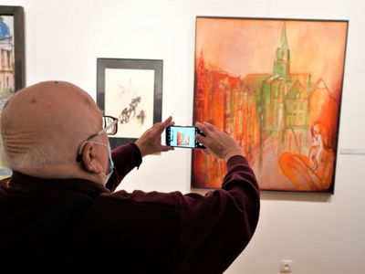 Tłumy na wernisażu! 16 lutego 2022 r. w Muzeum Ziemi Lubuskiej otwarto wystawę „Zielona Góra w sztuce”. Wielka ekspozycja wiąże się z jubileuszem 800-700-lecia miasta, ale też ze 100-leciem zielonogórskiego Muzeum. 
