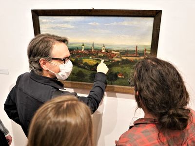 Tłumy na wernisażu! 16 lutego 2022 r. w Muzeum Ziemi Lubuskiej otwarto wystawę „Zielona Góra w sztuce”. Wielka ekspozycja wiąże się z jubileuszem 800-700-lecia miasta, ale też ze 100-leciem zielonogórskiego Muzeum. 