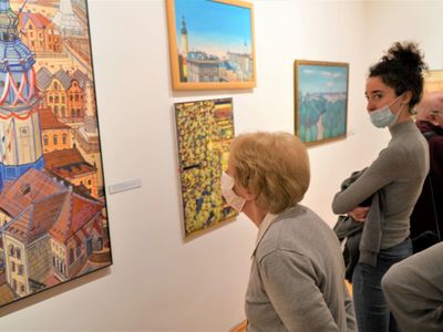 Tłumy na wernisażu! 16 lutego 2022 r. w Muzeum Ziemi Lubuskiej otwarto wystawę „Zielona Góra w sztuce”. Wielka ekspozycja wiąże się z jubileuszem 800-700-lecia miasta, ale też ze 100-leciem zielonogórskiego Muzeum. 