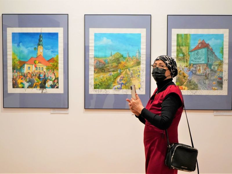 Tłumy na wernisażu! 16 lutego 2022 r. w Muzeum Ziemi Lubuskiej otwarto wystawę „Zielona Góra w sztuce”. Wielka ekspozycja wiąże się z jubileuszem 800-700-lecia miasta, ale też ze 100-leciem zielonogórskiego Muzeum.