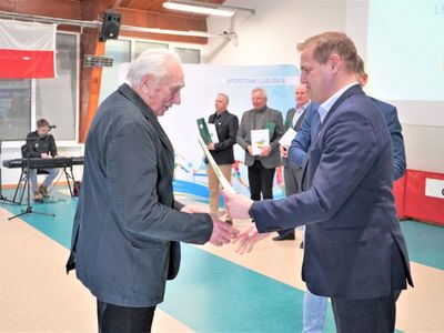 25 lutego 2022 r., w Wojewódzkim Ośrodku Sportu i Rekreacji im. Zbigniewa Majewskiego w Zielonej Górze Drzonkowie wręczono stypendia sportowe Marszałka Województwa Lubuskiego na 2022 rok. Wyróżniono też trenerów, których podopieczni osiągnęli wysokie rezultaty w Systemie Sportu Młodzieżowego w 2021 r. oraz lubuskie kluby za zajęte miejsce w klasyfikacji współzawodnictwa sportowego dzieci i młodzieży w ramach Systemu Sportu Młodzieżowego. 