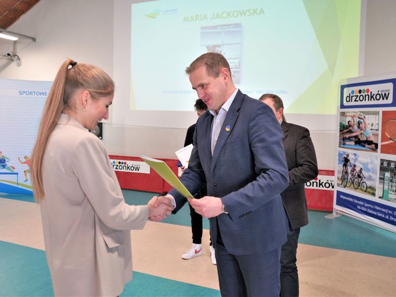 25 lutego 2022 r., w Wojewódzkim Ośrodku Sportu i Rekreacji im. Zbigniewa Majewskiego w Zielonej Górze Drzonkowie wręczono stypendia sportowe Marszałka Województwa Lubuskiego na 2022 rok. Wyróżniono też trenerów, których podopieczni osiągnęli wysokie rezultaty w Systemie Sportu Młodzieżowego w 2021 r. oraz lubuskie kluby za zajęte miejsce w klasyfikacji współzawodnictwa sportowego dzieci i młodzieży w ramach Systemu Sportu Młodzieżowego.