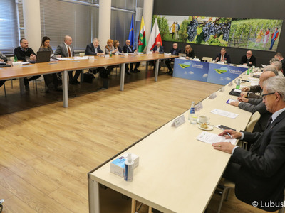Członkowie Wojewódzkiej Rady Dialogu Społecznego podczas obrad