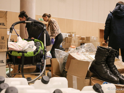Dary z pomocą humanitarną dla obywateli Ukrainy w Sali Kolumnowej w Urzędzie Marszałkowskim w Zielonej Górze