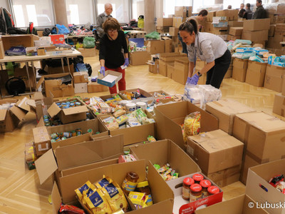 Dary z pomocą humanitarną dla obywateli Ukrainy w Sali Kolumnowej w Urzędzie Marszałkowskim w Zielonej Górze