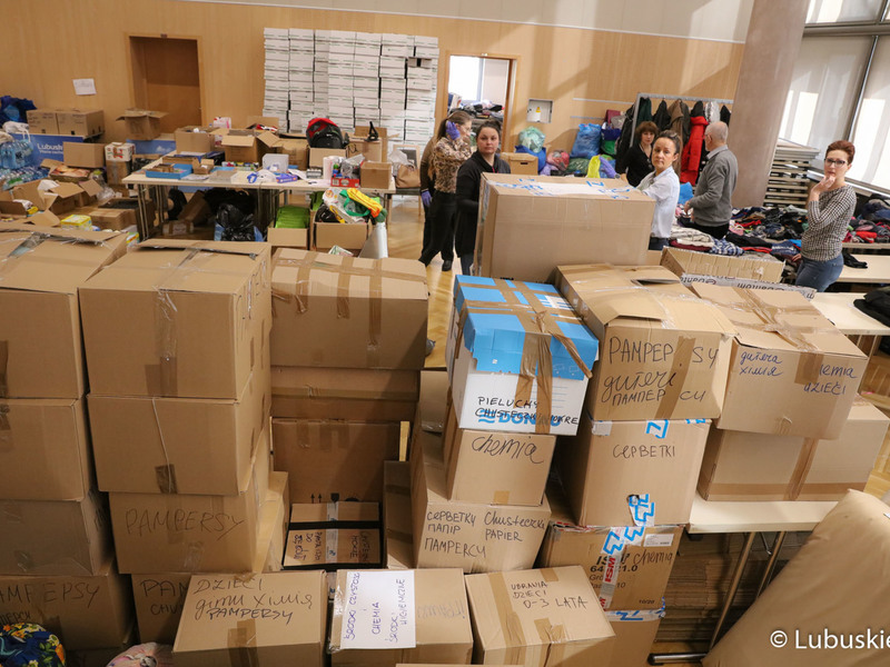 Dary z pomocą humanitarną dla obywateli Ukrainy w Sali Kolumnowej w Urzędzie Marszałkowskim w Zielonej Górze
