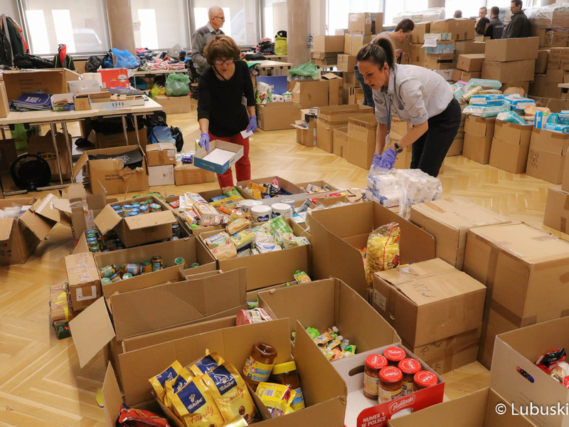 Dary z pomocą humanitarną dla obywateli Ukrainy w Sali Kolumnowej w Urzędzie Marszałkowskim w Zielonej Górze