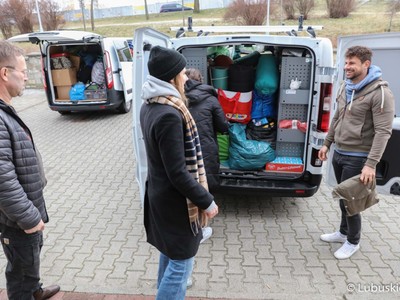 Zbiórka darów dla Ukrainy w Urzędzie Marszałkowskim w Zielonej Górze. Na zdjęciu odbiór transportu darów z Hanoweru.