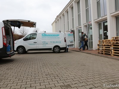 Zbiórka darów dla Ukrainy w Urzędzie Marszałkowskim w Zielonej Górze. Na zdjęciu odbiór transportu darów z Hanoweru.