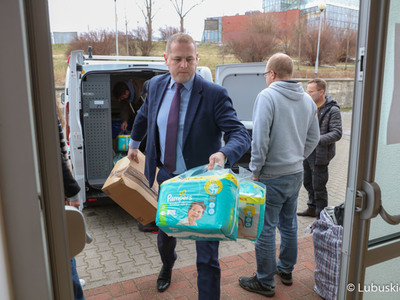 Zbiórka darów dla Ukrainy w Urzędzie Marszałkowskim w Zielonej Górze. Na zdjęciu odbiór transportu darów z Hanoweru.