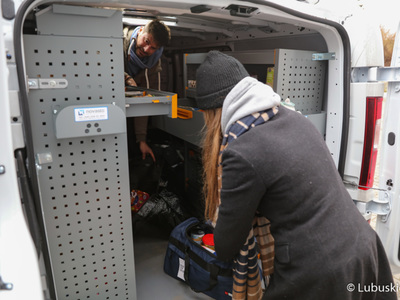 Zbiórka darów dla Ukrainy w Urzędzie Marszałkowskim w Zielonej Górze. Na zdjęciu odbiór transportu darów z Hanoweru.