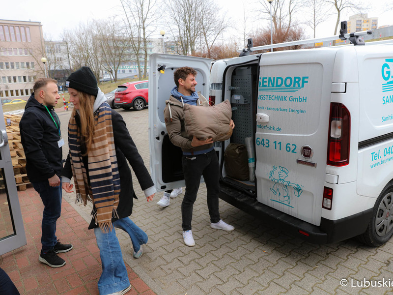 Zbiórka darów dla Ukrainy w Urzędzie Marszałkowskim w Zielonej Górze. Na zdjęciu odbiór transportu darów z Hanoweru.