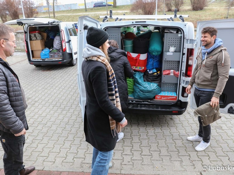 Zbiórka darów dla Ukrainy w Urzędzie Marszałkowskim w Zielonej Górze. Na zdjęciu odbiór transportu darów z Hanoweru.