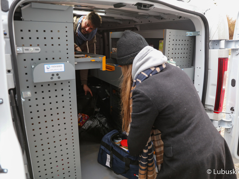 Zbiórka darów dla Ukrainy w Urzędzie Marszałkowskim w Zielonej Górze. Na zdjęciu odbiór transportu darów z Hanoweru.