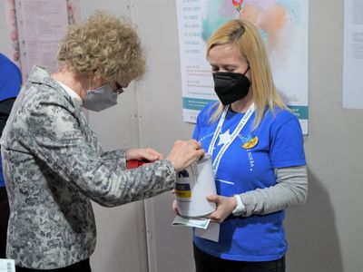 Muzycznych wzruszeń dostarczyli zielonogórscy filharmonicy, którzy wykonywali ukraińskie i polskie utwory pod batutą Agaty Graczyk (wszak w marcu mamy w Filharmonii Zielonogórskiej „Miesiąc Kobiet”). 