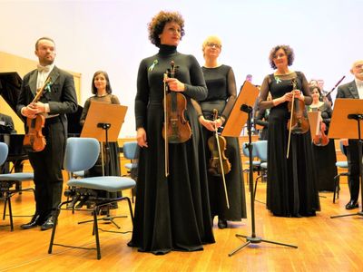 Muzycznych wzruszeń dostarczyli zielonogórscy filharmonicy, którzy wykonywali ukraińskie i polskie utwory pod batutą Agaty Graczyk (wszak w marcu mamy w Filharmonii Zielonogórskiej „Miesiąc Kobiet”). 