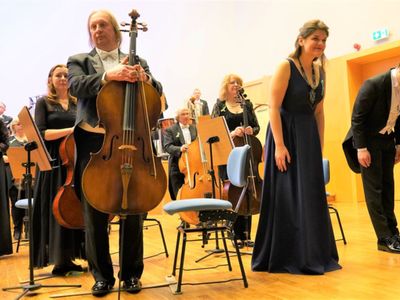 Muzycznych wzruszeń dostarczyli zielonogórscy filharmonicy, którzy wykonywali ukraińskie i polskie utwory pod batutą Agaty Graczyk (wszak w marcu mamy w Filharmonii Zielonogórskiej „Miesiąc Kobiet”). 