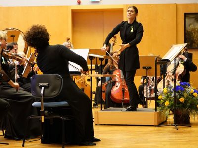 Muzycznych wzruszeń dostarczyli zielonogórscy filharmonicy, którzy wykonywali ukraińskie i polskie utwory pod batutą Agaty Graczyk (wszak w marcu mamy w Filharmonii Zielonogórskiej „Miesiąc Kobiet”). 