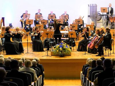 Muzycznych wzruszeń dostarczyli zielonogórscy filharmonicy, którzy wykonywali ukraińskie i polskie utwory pod batutą Agaty Graczyk (wszak w marcu mamy w Filharmonii Zielonogórskiej „Miesiąc Kobiet”). 