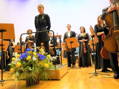 Muzycznych wzruszeń dostarczyli zielonogórscy filharmonicy, którzy wykonywali ukraińskie i polskie utwory pod batutą Agaty Graczyk (wszak w marcu mamy w Filharmonii Zielonogórskiej „Miesiąc Kobiet”). 