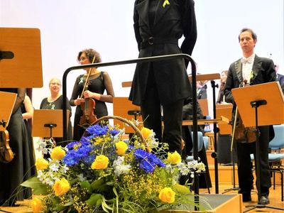 Muzycznych wzruszeń dostarczyli zielonogórscy filharmonicy, którzy wykonywali ukraińskie i polskie utwory pod batutą Agaty Graczyk (wszak w marcu mamy w Filharmonii Zielonogórskiej „Miesiąc Kobiet”). 