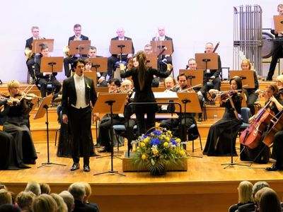 Muzycznych wzruszeń dostarczyli zielonogórscy filharmonicy, którzy wykonywali ukraińskie i polskie utwory pod batutą Agaty Graczyk (wszak w marcu mamy w Filharmonii Zielonogórskiej „Miesiąc Kobiet”). 
