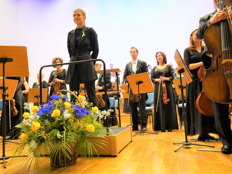 Muzycznych wzruszeń dostarczyli zielonogórscy filharmonicy, którzy wykonywali ukraińskie i polskie utwory pod batutą Agaty Graczyk (wszak w marcu mamy w Filharmonii Zielonogórskiej „Miesiąc Kobiet”).
