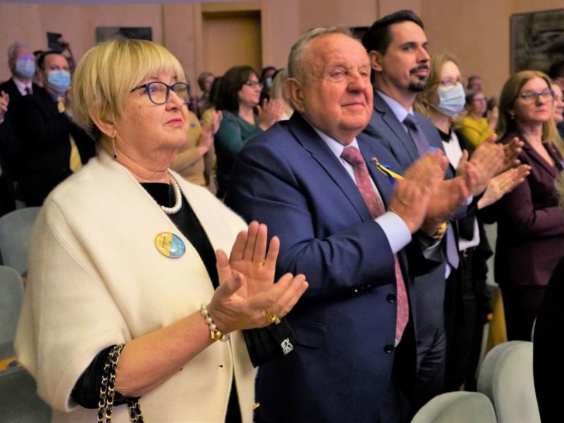 Marszałek Województwa Lubuskiego Elżbieta Anna Polak i Przewodniczący Sejmiku Województwa Lubuskiego Wacław Maciuszonek zaprosili 6 marca 2022 r. na koncerty Solidarności z Ukrainą w Filharmonii Zielonogórskiej.