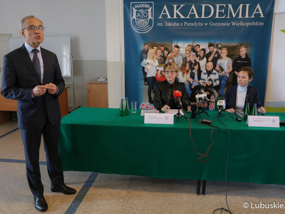 Wiceprzewodniczący Sejmiku Województwa Lubuskiego Mirosław Marcinkiewicz (stoi) podczas konferencji prasowej dot. wsparcia dla pielęgniarstwa na Akademii im. Jakuba z Paradyża w Gorzowie. 