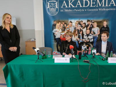 Radna Województwa Lubuskiego Anna Synowiec (stoi) podczas konferencji prasowej dot. wsparcia dla pielęgniarstwa na Akademii im. Jakuba z Paradyża w Gorzowie. 