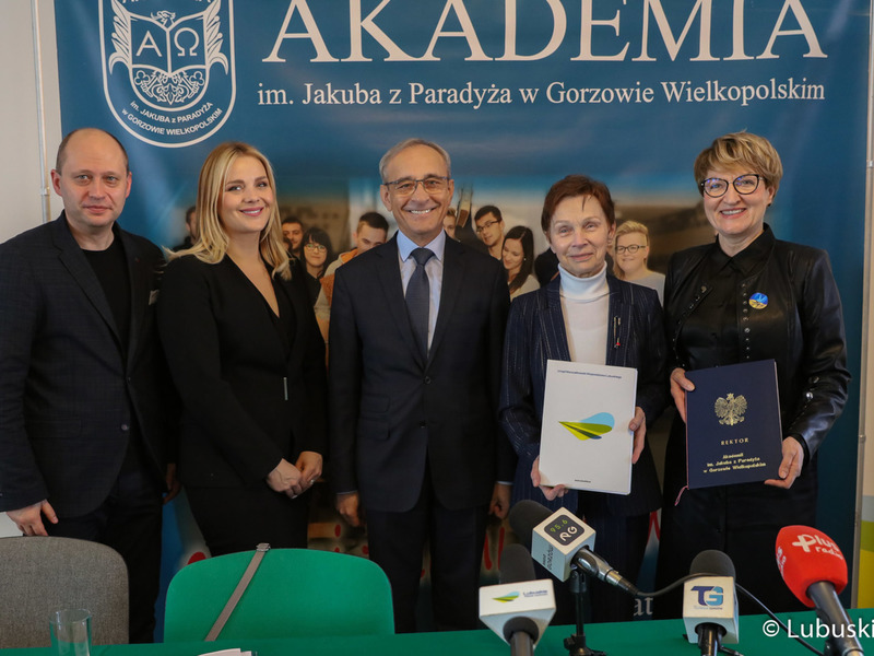 Uczestnicy konferencji prasowej dot. wsparcia dla pielęgniarstwa na Akademii im. Jakuba z Paradyża w Gorzowie.