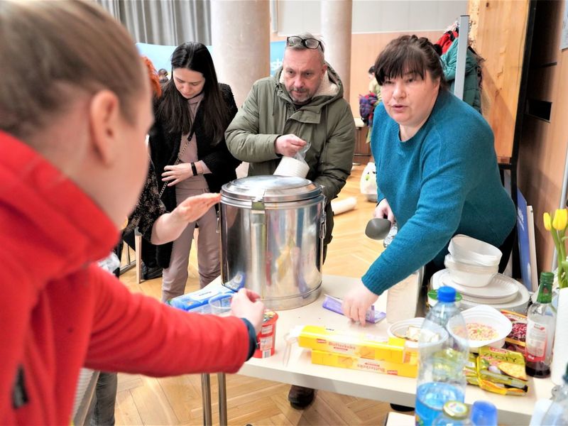 Lubuskie Samorządowe Centrum Pomocowe działa pod dwoma adresami: w Zielonej Górze - Sala Kolumnowa Urzędu Marszałkowskiego przy ul. Podgórnej 7, w Gorzowie Wlkp. - biuro zamiejscowe UMWL przy ul. Mościckiego 6. Centra Pomocowe czynne są: od poniedziałku do piątku w godzinach od 8.00 do 18.00, w sobotę i niedzielę w godzinach od 12.00 do 17.00.