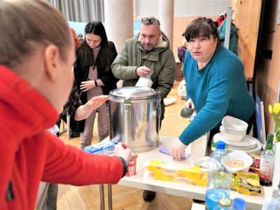 Lubuskie Samorządowe Centrum Pomocowe działa pod dwoma adresami: w Zielonej Górze - Sala Kolumnowa Urzędu Marszałkowskiego przy ul. Podgórnej 7, w Gorzowie Wlkp. - biuro zamiejscowe UMWL przy ul. Mościckiego 6. Centra Pomocowe czynne są: od poniedziałku do piątku w godzinach od 8.00 do 18.00, w sobotę i niedzielę w godzinach od 12.00 do 17.00.