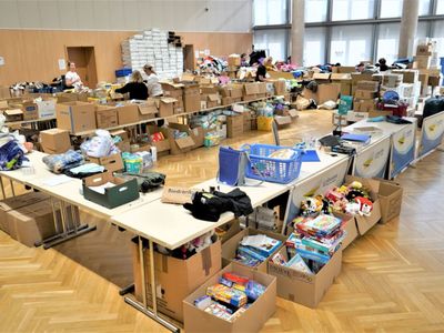 Lubuskie Samorządowe Centrum Pomocowe działa pod dwoma adresami: w Zielonej Górze - Sala Kolumnowa Urzędu Marszałkowskiego przy ul. Podgórnej 7, w Gorzowie Wlkp. - biuro zamiejscowe UMWL przy ul. Mościckiego 6. Centra Pomocowe czynne są: od poniedziałku do piątku w godzinach od 8.00 do 18.00, w sobotę i niedzielę w godzinach od 12.00 do 17.00.