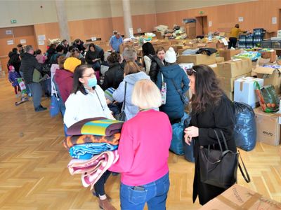 Lubuskie Samorządowe Centrum Pomocowe działa pod dwoma adresami: w Zielonej Górze - Sala Kolumnowa Urzędu Marszałkowskiego przy ul. Podgórnej 7, w Gorzowie Wlkp. - biuro zamiejscowe UMWL przy ul. Mościckiego 6. Centra Pomocowe czynne są: od poniedziałku do piątku w godzinach od 8.00 do 18.00, w sobotę i niedzielę w godzinach od 12.00 do 17.00.