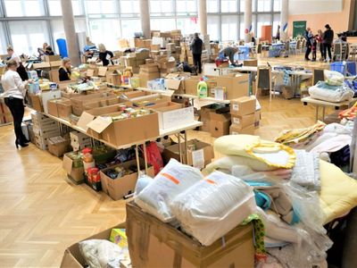 Lubuskie Samorządowe Centrum Pomocowe działa pod dwoma adresami: w Zielonej Górze - Sala Kolumnowa Urzędu Marszałkowskiego przy ul. Podgórnej 7, w Gorzowie Wlkp. - biuro zamiejscowe UMWL przy ul. Mościckiego 6. Centra Pomocowe czynne są: od poniedziałku do piątku w godzinach od 8.00 do 18.00, w sobotę i niedzielę w godzinach od 12.00 do 17.00.