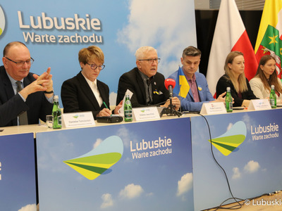 Uczestnicy konferencji prasowej "Samorządowy Sztab Humanitarny działa"