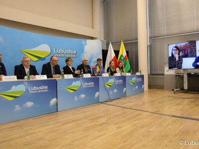 Uczestnicy konferencji prasowej "Samorządowy Sztab Humanitarny działa"