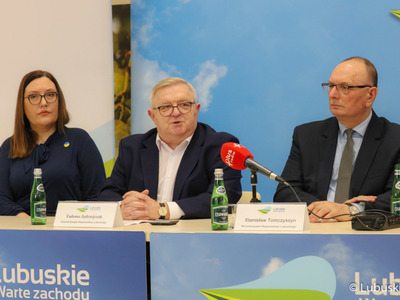 Uczestnicy konferencji prasowej "Samorządowy Sztab Humanitarny działa"