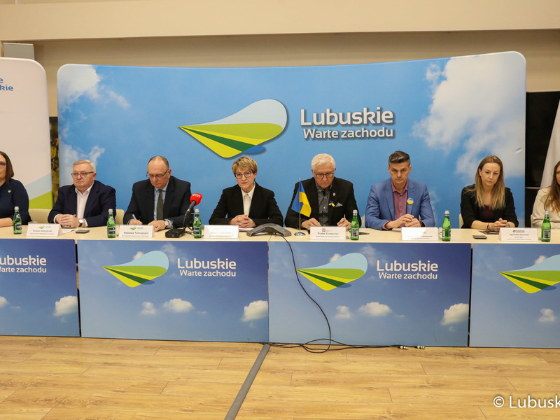Uczestnicy konferencji prasowej "Samorządowy Sztab Humanitarny działa"