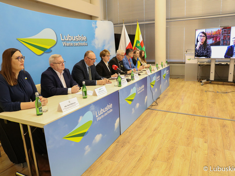 Uczestnicy konferencji prasowej "Samorządowy Sztab Humanitarny działa"