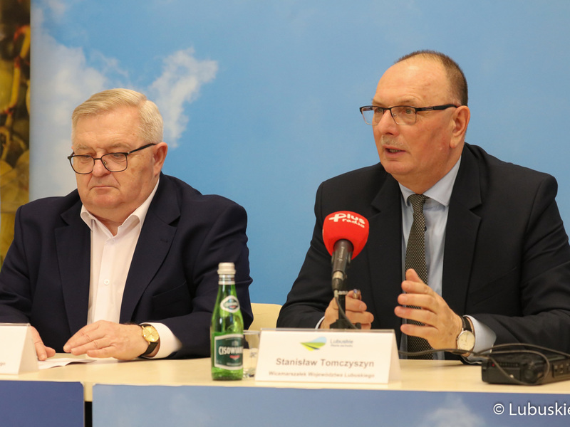 Uczestnicy konferencji prasowej "Samorządowy Sztab Humanitarny działa"