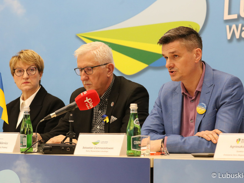 Uczestnicy konferencji prasowej "Samorządowy Sztab Humanitarny działa"