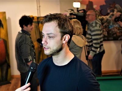 Przyjaciół w „Sztuce” w reżyserii Roberta Czechowskiego grają: Robert Kuraś, James Malcolm i Wojciech Romańczyk. Scenografia i kostiumy są dziełem Adama Łuckiego 