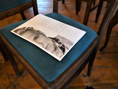 Przyjaciół w „Sztuce” w reżyserii Roberta Czechowskiego grają: Robert Kuraś, James Malcolm i Wojciech Romańczyk. Scenografia i kostiumy są dziełem Adama Łuckiego 