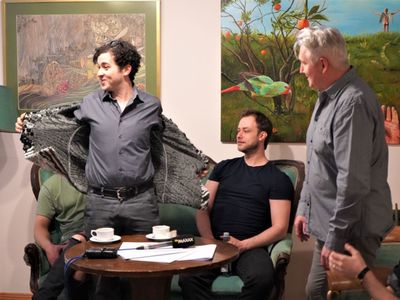Przyjaciół w „Sztuce” w reżyserii Roberta Czechowskiego grają: Robert Kuraś, James Malcolm i Wojciech Romańczyk. Scenografia i kostiumy są dziełem Adama Łuckiego 