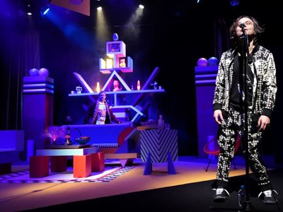 Przyjaciół w „Sztuce” w reżyserii Roberta Czechowskiego grają: Robert Kuraś, James Malcolm i Wojciech Romańczyk. Scenografia i kostiumy są dziełem Adama Łuckiego 