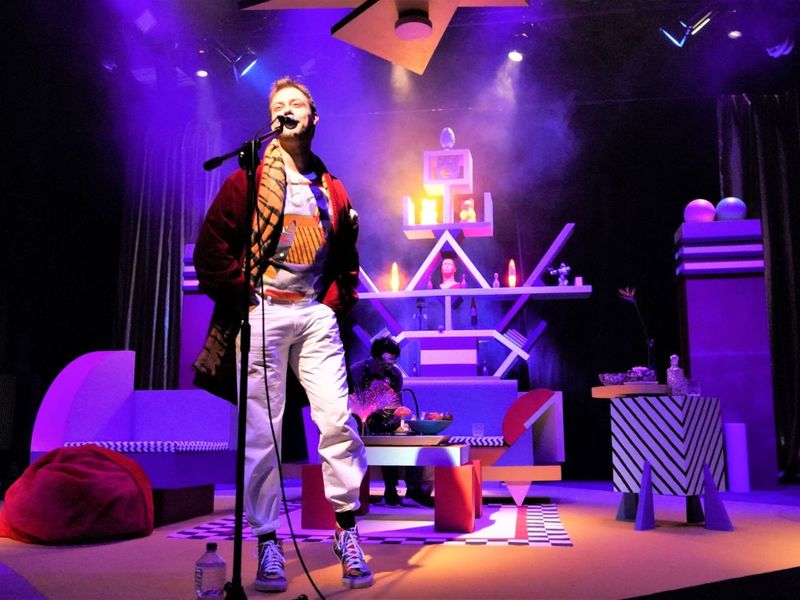 Przyjaciół w „Sztuce” w reżyserii Roberta Czechowskiego grają: Robert Kuraś, James Malcolm i Wojciech Romańczyk. Scenografia i kostiumy są dziełem Adama Łuckiego