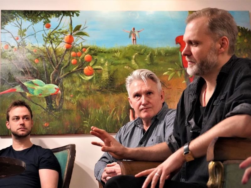 Przyjaciół w „Sztuce” w reżyserii Roberta Czechowskiego grają: Robert Kuraś, James Malcolm i Wojciech Romańczyk. Scenografia i kostiumy są dziełem Adama Łuckiego
